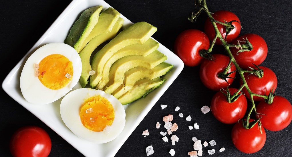 slice egg, avocado and tomatoes